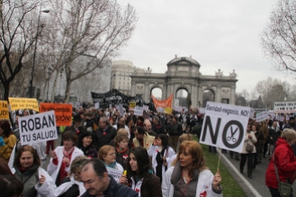 1599833-La_marea_blanca_vuelve_a_Madrid_contra_la_privatizacion_y_los_recortes_en_sanidad_Version1